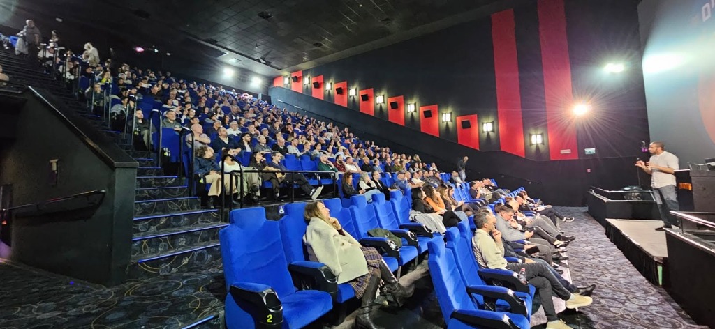ליאור ברודר מרצה בפני קהל גדול